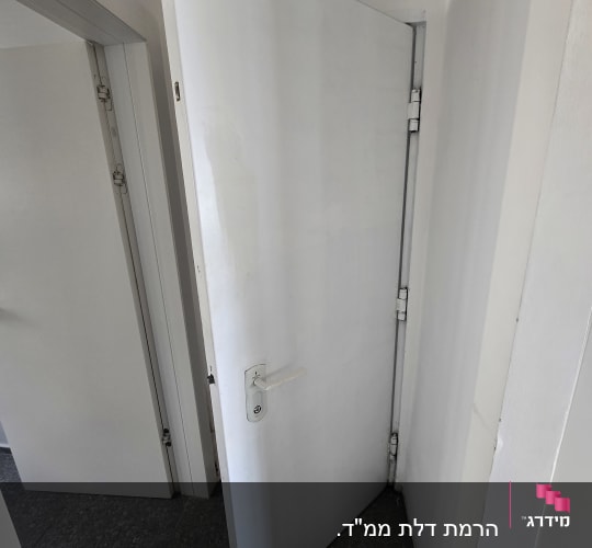 דלת פתוחה עם מנעול
